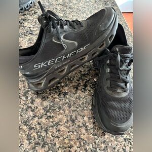 Skechers women’s Black Glide-Step Athletic Sneakers. Size 8.